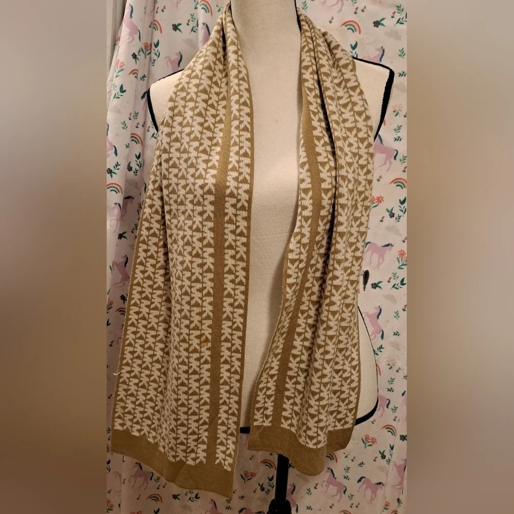EUC Michael Kors Tan & Beige Reverse Logo Neutral Casual Everyday Winter Scarf